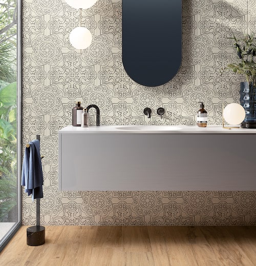 meuble de salle de bain sur un carrelage au décor noir sur blanc graphique