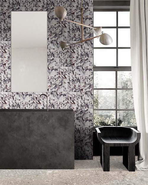salle de bains habillée d'un carrelage violet, imprimé façon papier à reliure