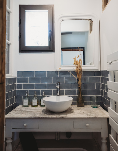 une table transformé en meuble lavabo