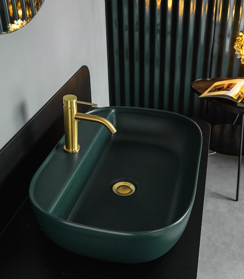 vasque rectangulaire vert forêt avec un robinet doré
