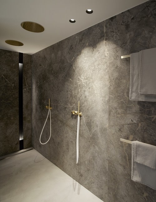 Une longue douche revêtue de marbre gris
