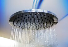 Une douche de tête dont l'eau s'écoule