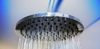 Une douche de tête dont l'eau s'écoule