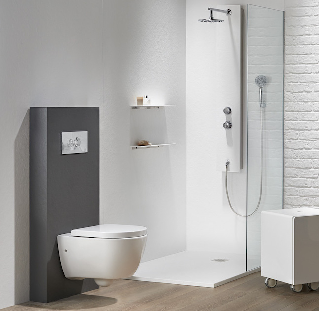 Salle de bains avec WC suspendu habillée d'un caisson gris foncé