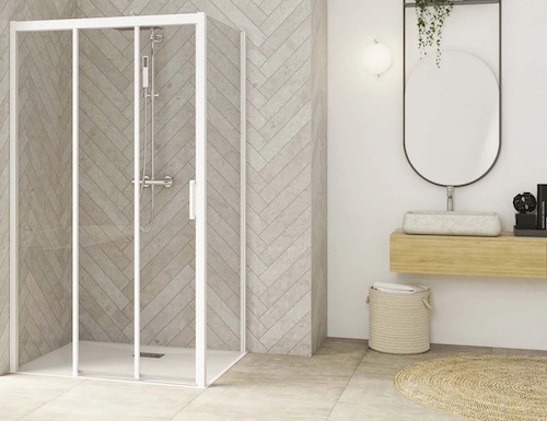 Douche avec profilés blancs dans une salle de bains au tons grisés