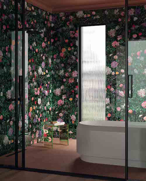 salle de bains avec des carreaux muraux décorées de roses