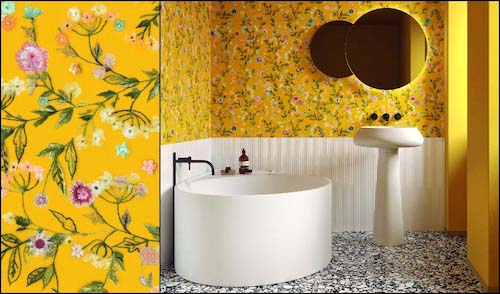 salle de bains avec un carrelage mural de fleurs sur fond jaune