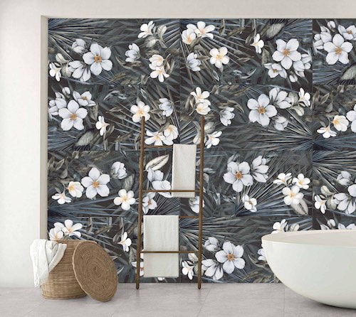 Des carreaux de salle de bains aux décors de fleurs de tiaré