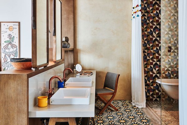 Une salle de bains bohème teintée d'Orient à l'hôtel 25hours de Dubaï