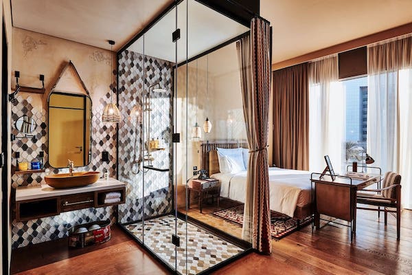 Une salle de bains bohème teintée d'Orient à l'hôtel 25hours de Dubaï