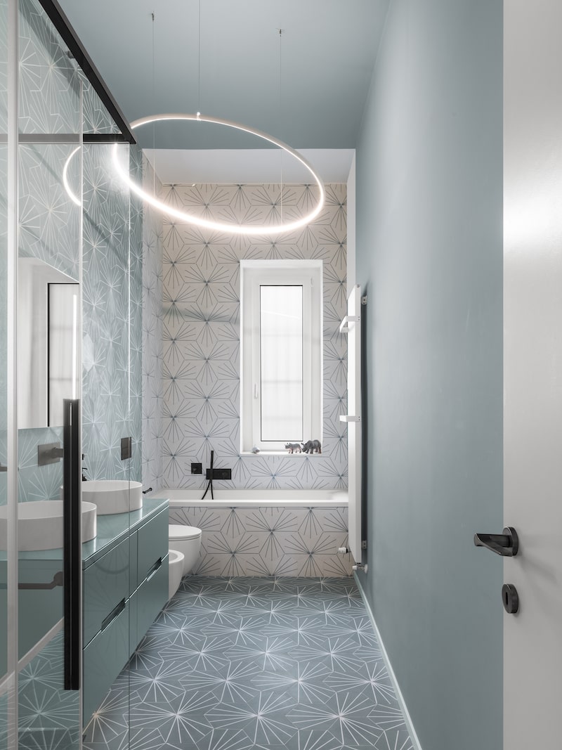 salle de bains avec baignoire habillée de carreaux de ciment Dandelion