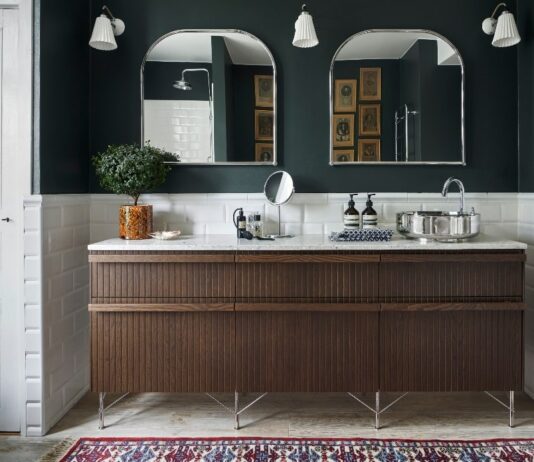 Meuble de salle de bains Hack de Ikea avec façades bois Superfront