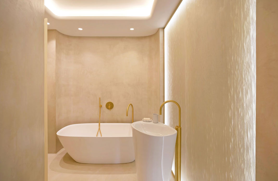 Une salle de bains revêtue de béton ciré beige
