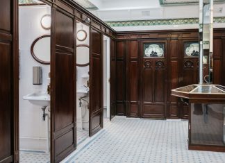 Intérieur des lavatory de la Madeleine à Paris