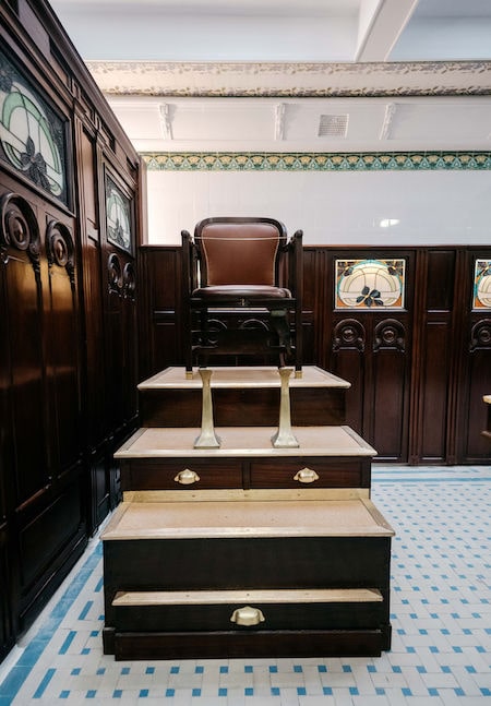 La chaise du cireur de chaussures du lavatory de la Madeleine à Paris