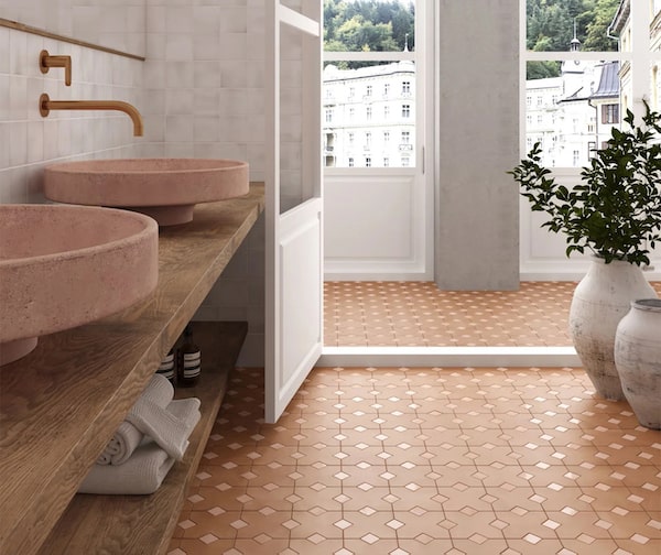 Salle de bains avec des carreaux terre cuite et vasques en béton rondes