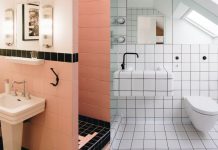 Deux salles de bains avec des carreaux carrés