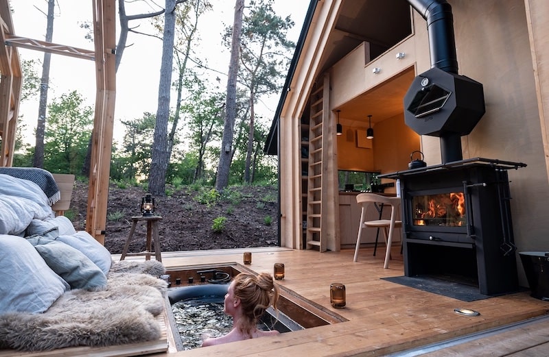 La baignoire encastrée dans le plancher de la cabane Ana