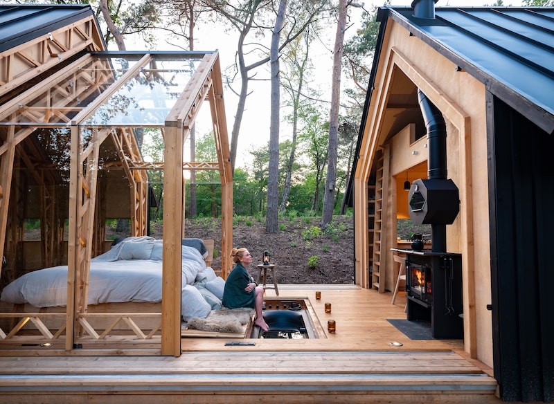 La cabane Ana ouverte, avec ses coulissants en verre et bois