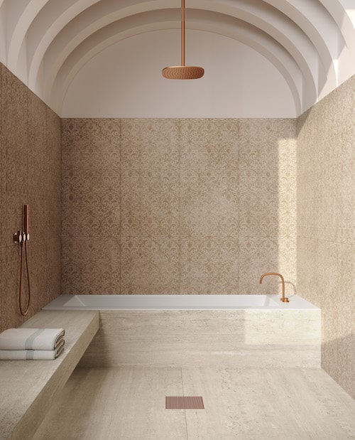 salle de bains avec des carreaux imitant le damas, tendance 2023