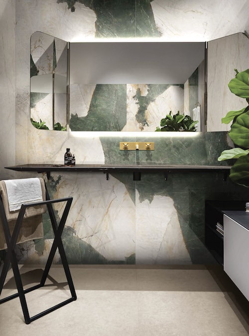 salle de bains avec carreaux mêlant des faux marbres blancs et verts, tendance carrelage 2023
