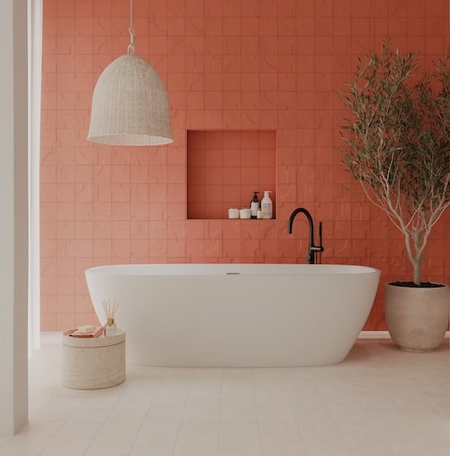 Salle de bains avec un carrelage coloré et à relief dans la tendance 2023