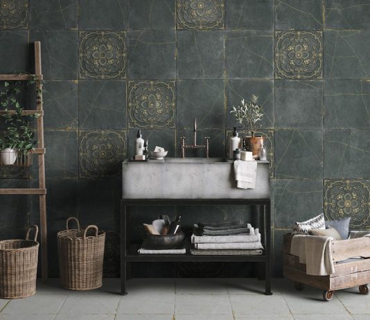Salle de bains avec des carreaux foncés tendance 2023