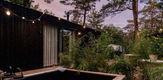 spa devant une tiny house en bois