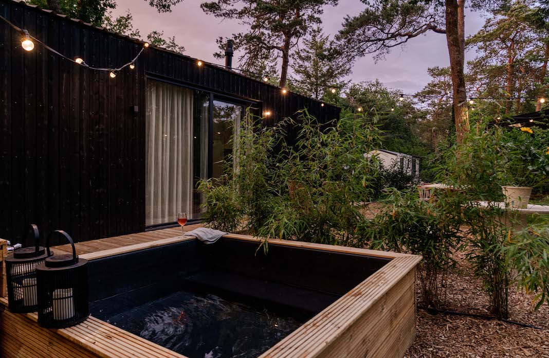 spa devant une tiny house en bois