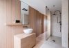 Ssalle de bains avec murs habillés de planches de chêne et meuble en chêne massif