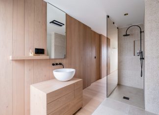 Ssalle de bains avec murs habillés de planches de chêne et meuble en chêne massif