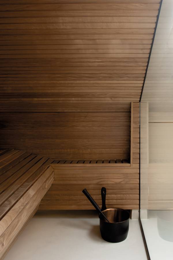 Intérieur en bois d'un sauna réalisé sur mesure