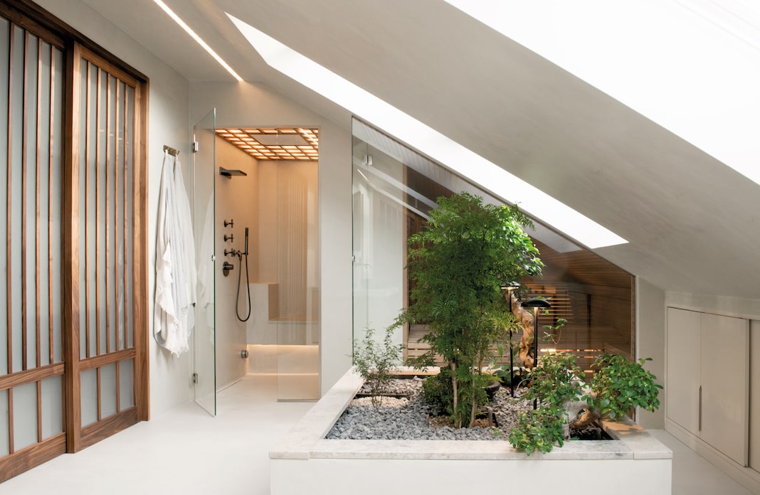 Une salle de bains de style japandi avec un carré de jardin zen