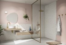 salle de bains revêtue de panneaux muraux Naunce de Polyrey, façon terrazzo