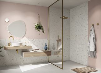 salle de bains revêtue de panneaux muraux Naunce de Polyrey, façon terrazzo