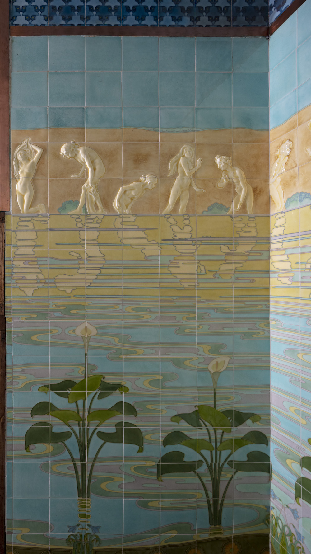 Les murs de la salle de bains du château Lorans, avec leurs frises de baigneuses signées Alexandre Charpentier et les plantes aquatiques de Félix Aubert, en faïence de Sarreguemines.