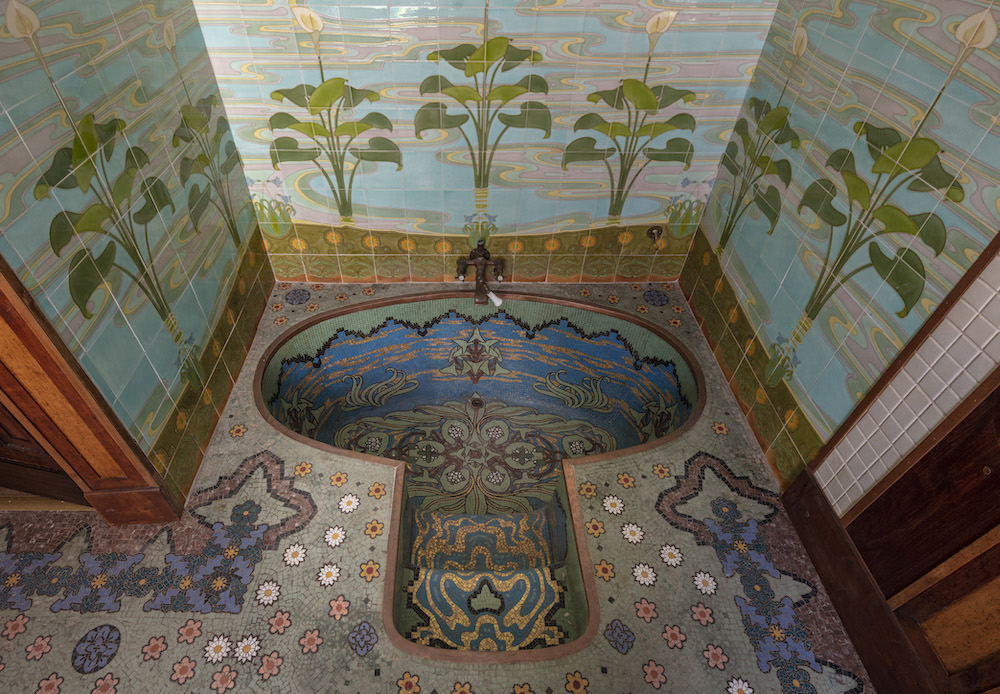 La baignoire du château Lorans, revêtue d'émaux de Briare, telle une piscine.