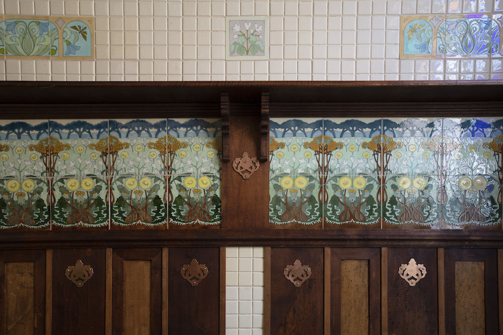 Les boiseries de la salle de bains Art nouveau du château de Lorans à Agde.