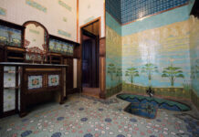 Gravure du magazine Art & Décoration illustrant la salle de bains du château Lorans d'Agde.