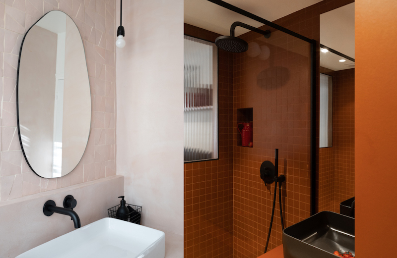 Une salle de bains rose pastel et une autre terra cotta avec des robinets noirs