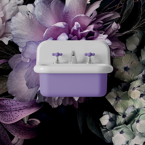 Un lavabo mural mauve avec une robinetterie murale chrome et mauve sur un mur habillé d'un papier peint à grosses fleurs violettes