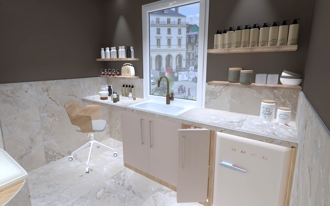 L'atelier de cosmétiques et son long plan de travail et, dessous, des rangements et un petit réfrigérateur