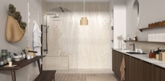 Vue d'une large douche en travertin dans une salle de bains atelier de fabrication de cosmétiques.