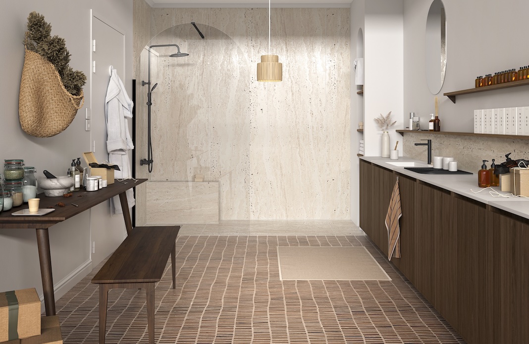 Vue d'une large douche en travertin dans une salle de bains atelier de fabrication de cosmétiques.