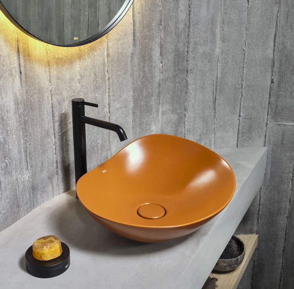 Mitigeur noir mat devant une vasque terracotta